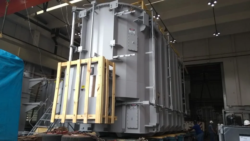 Transformador de potência encaixotado, preparado para transporte heavy lift em instalação industrial